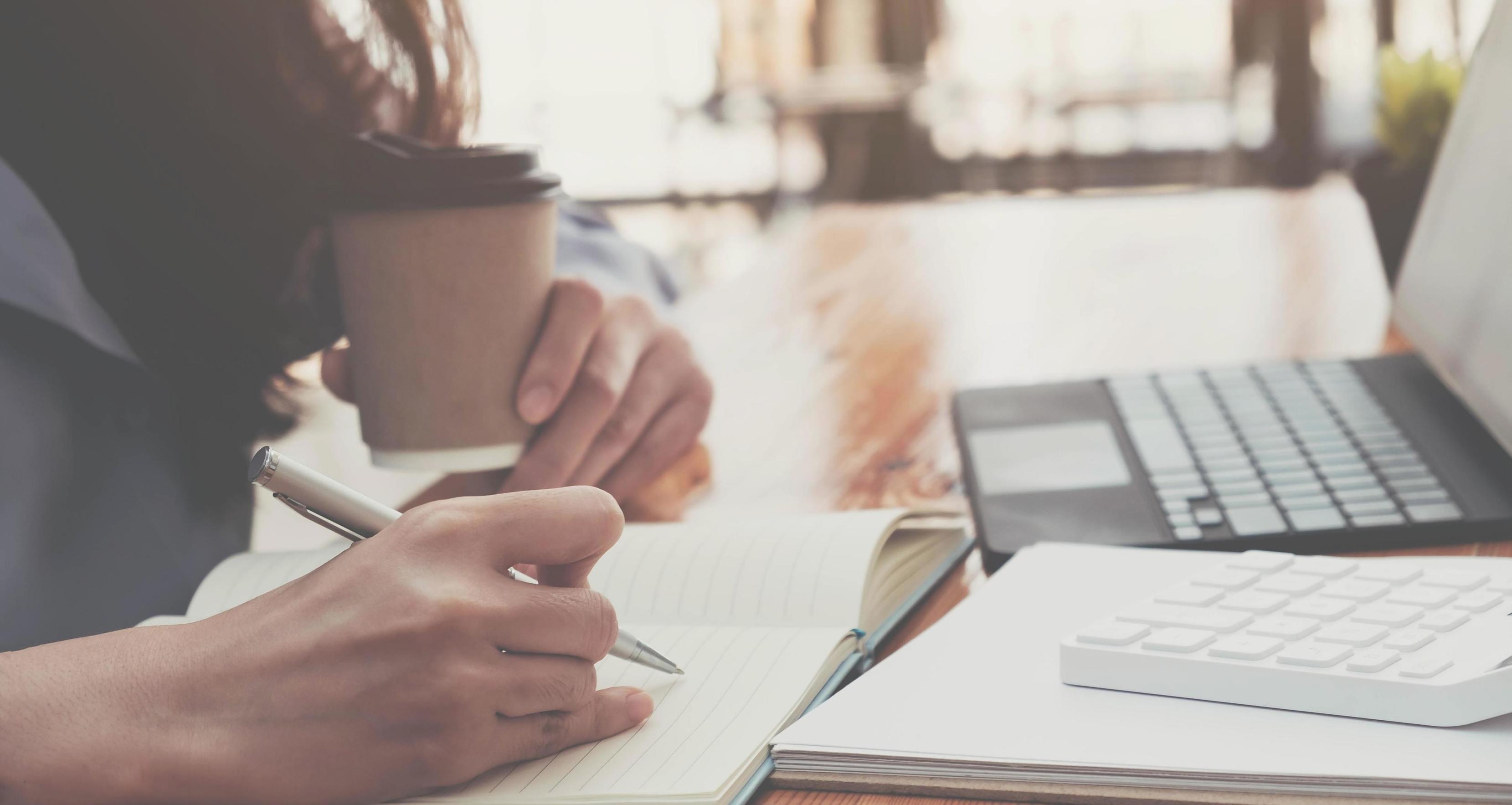 Moderner Arbeitsplatz für Finanzbildung
