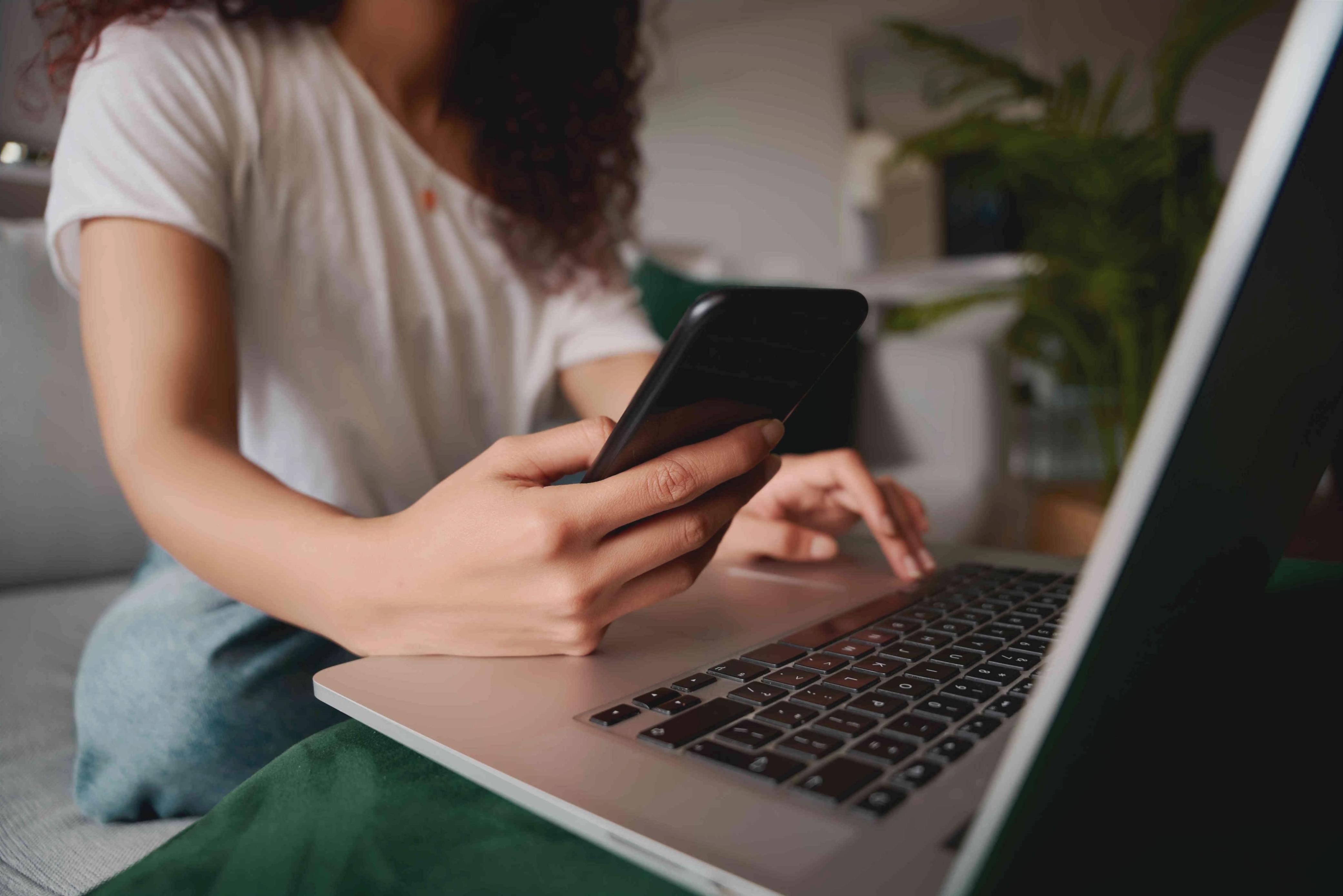 Professioneller Arbeitsbereich mit Finanzunterlagen